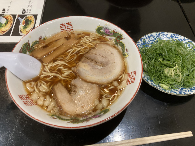 「尾道らーめん 三公」のラーメンと九条ネギの写真