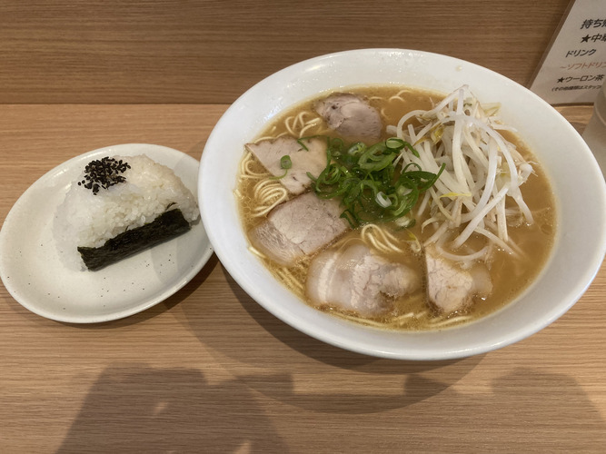 陽気の中華そばとおむすびの写真